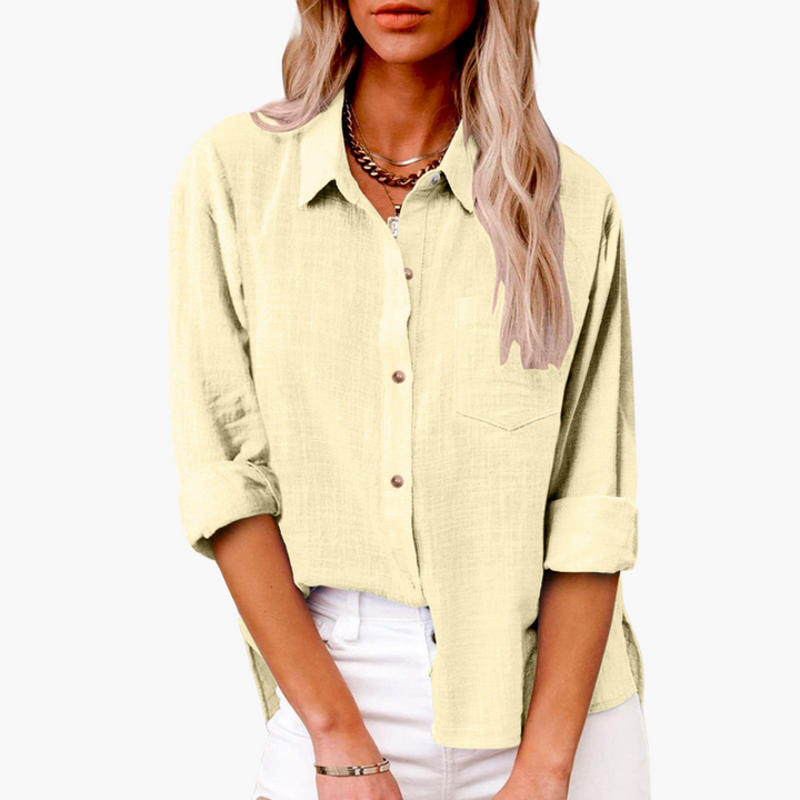 Trendig kortärmad sommarblus för kvinnor. Modern vardagsblus med knappslå, ett måste i dammode.