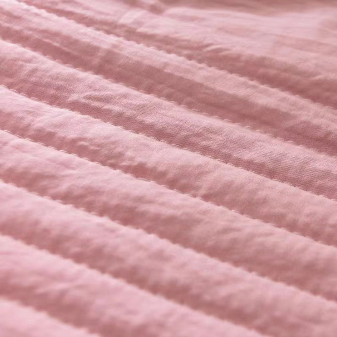 Detaljbild av kylfiltens ventilerande tyg och fina sömmar