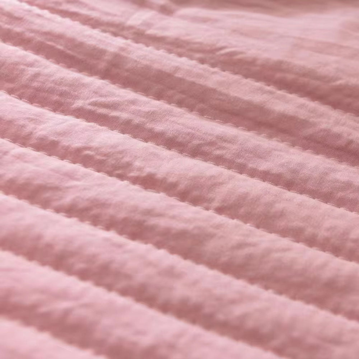 Detaljbild av kylfiltens ventilerande tyg och fina sömmar