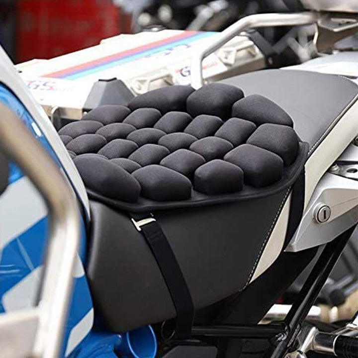 "Svart 3D-motorcykelsittdyna med ventilerande design, halkfri botten och elastiska remmar för maximal bekvämlighet och stabil