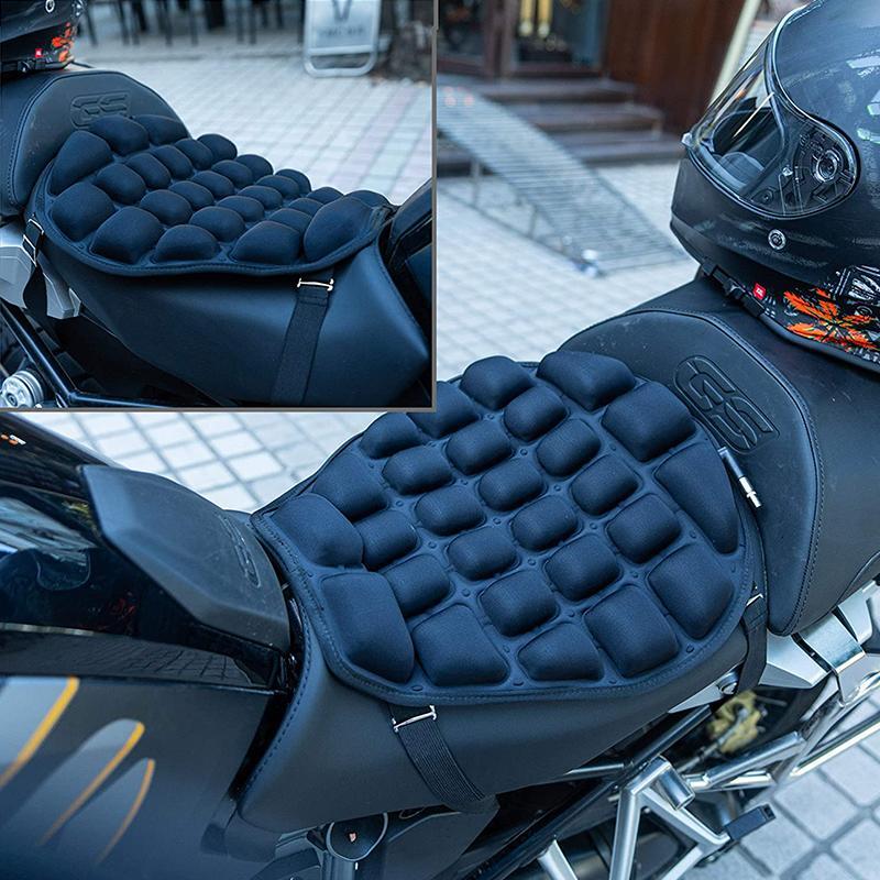 "Svart 3D-motorcykelsittdyna med ventilerande design, halkfri botten och elastiska remmar för maximal bekvämlighet och stabil