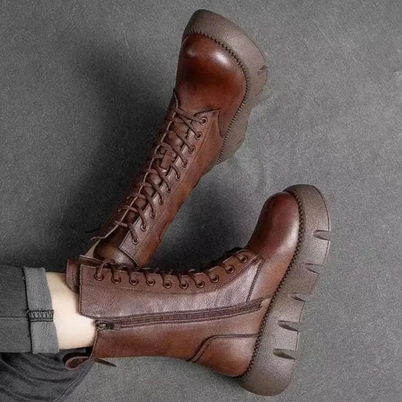 Modell bär svarta Annabelle platåstövlar, bekväma chunky snörkängor för vardag & mode. Perfekta höstskor.