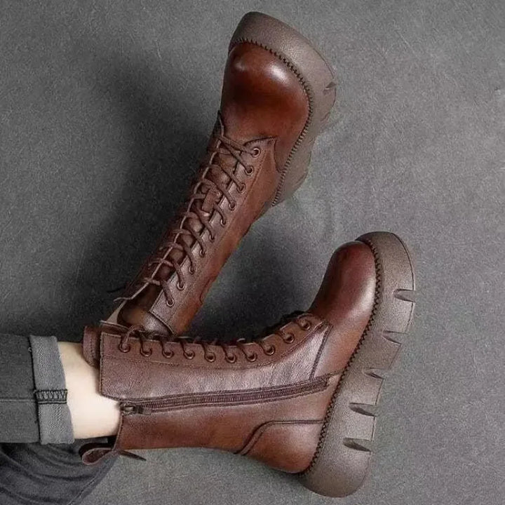 Modell bär svarta Annabelle platåstövlar, bekväma chunky snörkängor för vardag & mode. Perfekta höstskor.