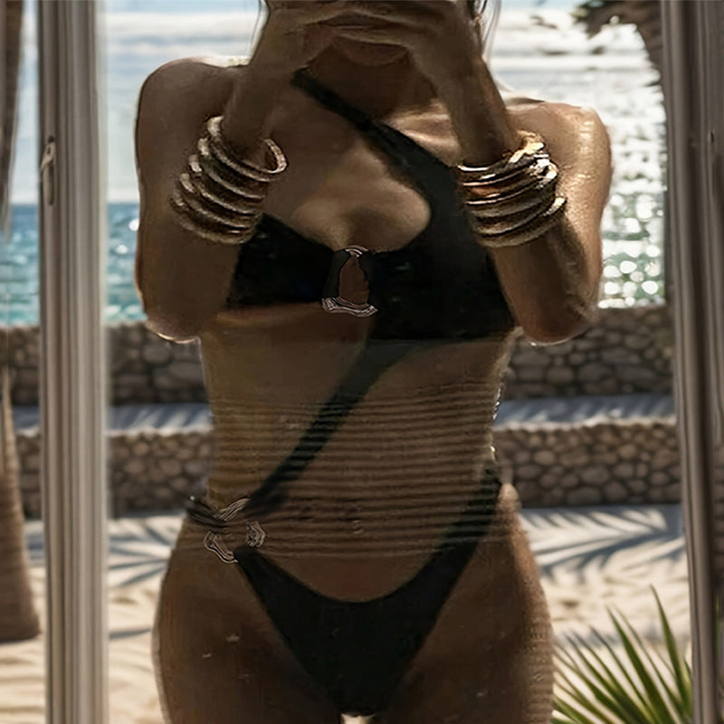 Elegant svart damtriangelbikini med asymmetrisk design, hög midja & justerbara band. Trendiga badkläder för kvinnor.