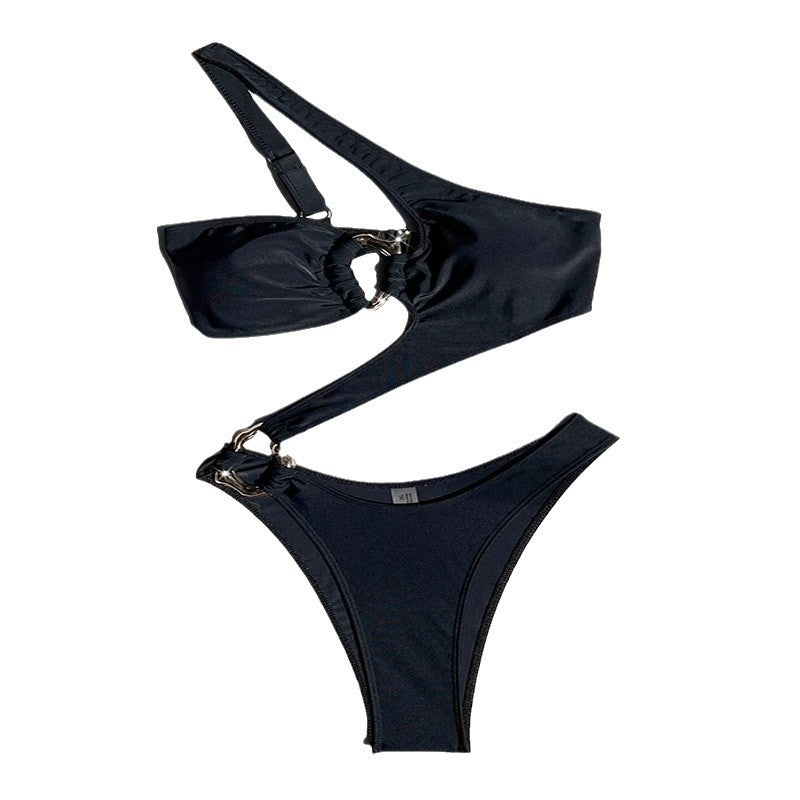 Moderiktig svart asymmetrisk damtriangelbikini med hög midja och justerbara axelband. Perfekt sommarlook.