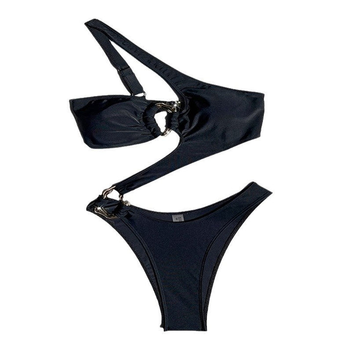 Moderiktig svart asymmetrisk damtriangelbikini med hög midja och justerbara axelband. Perfekt sommarlook.