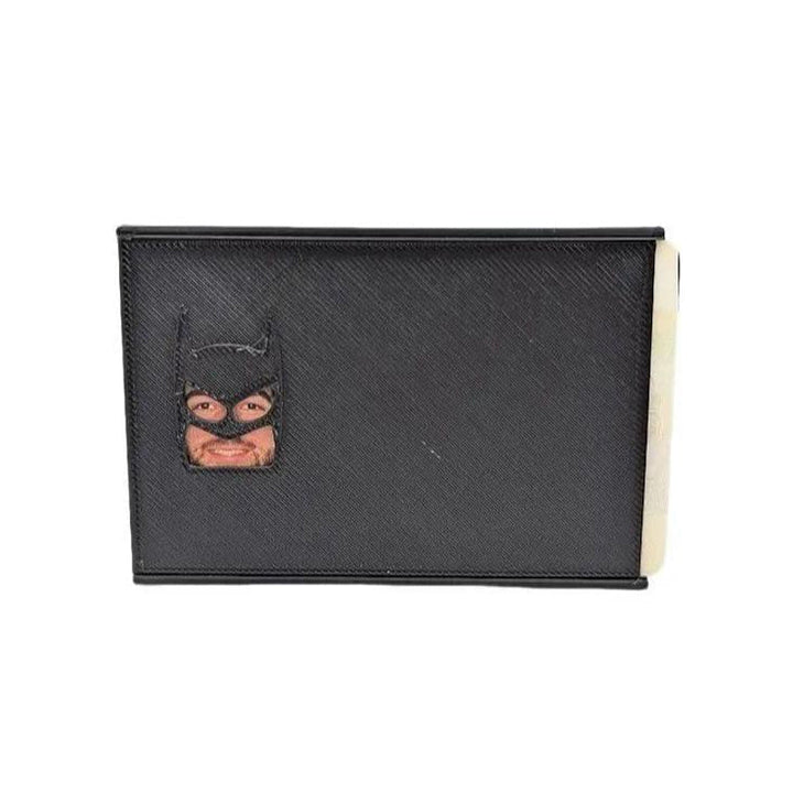 "Svart Batman ID-kortfodral i rolig stil med lekfull design och hållbart material för fans av superhjälten, tillbehör."