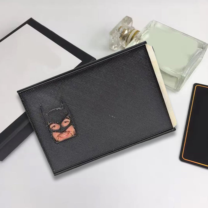 "Svart Batman ID-kortfodral i rolig stil med lekfull design och hållbart material för fans av superhjälten, tillbehör."
