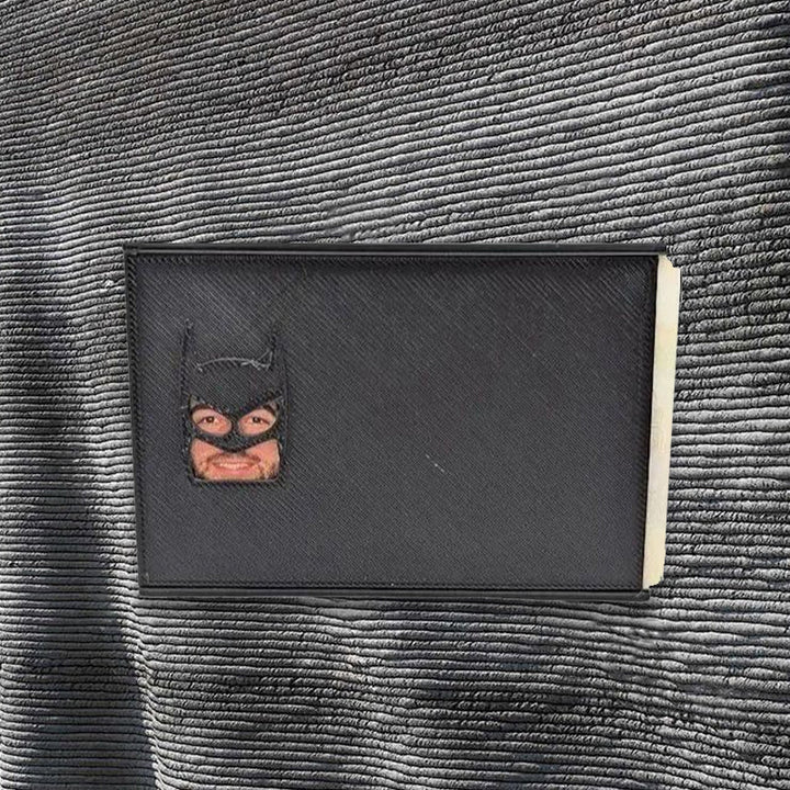 "Svart Batman ID-kortfodral i rolig stil med lekfull design och hållbart material för fans av superhjälten, tillbehör."