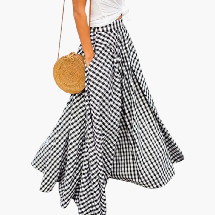 Detaljbild av elegant lång rutig kjol i svart och blått. Högmidjad A-linje maxikjol för mode med stil.
