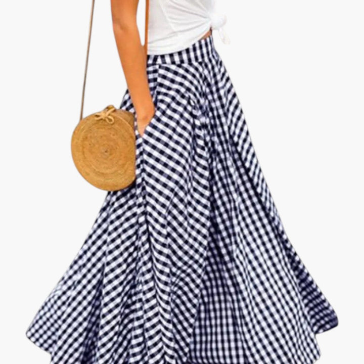 Modebild på svart och blå rutig maxikjol med hög midja. Kvinnors långa A-linje kjol för en elegant look.