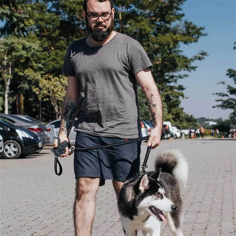 Svart dämpande hundkoppel för ryckfria promenader. Idealiskt för bekväma hundtillbehör.