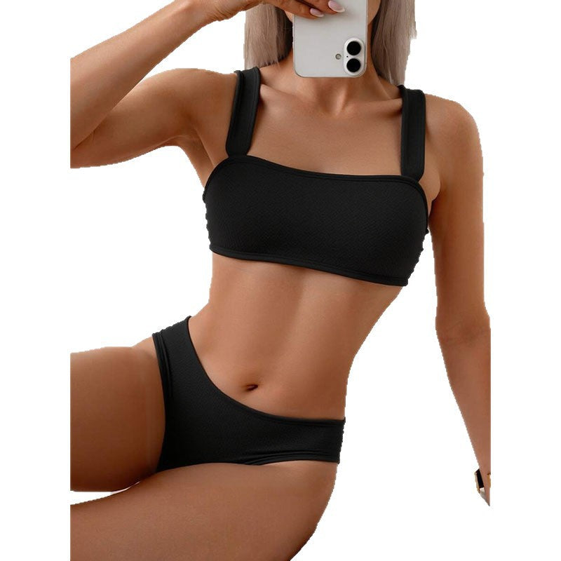 Stilren svart dam bikini, hög midja och modern fyrkantig topp, redo för soliga sommardagar.