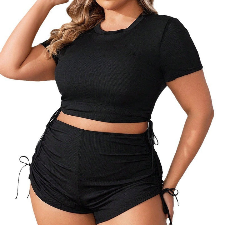 Bekvämt svart träningsset för damer med stödjande crop top och shorts. Perfekt för gymmet eller hemmayoga.