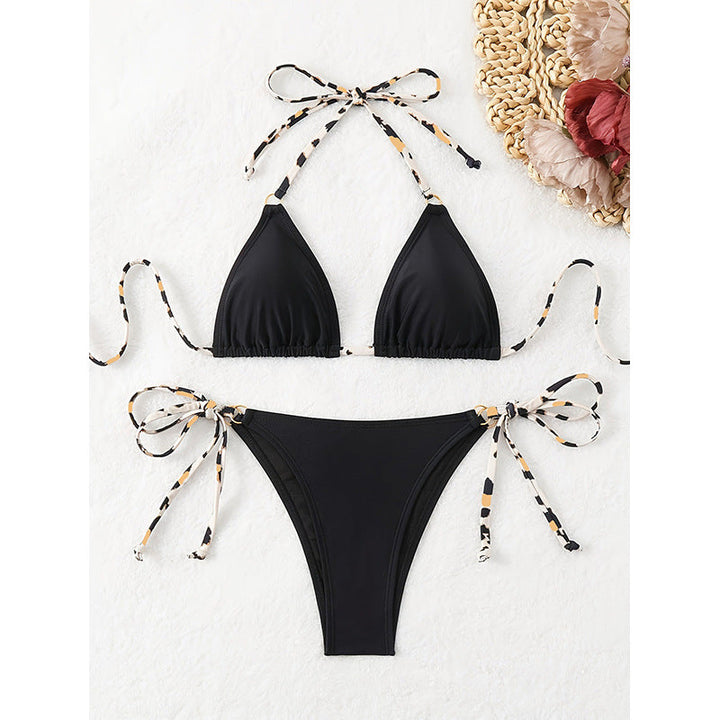 Elegant svart triangelbikini för dam med justerbara band, bekväm passform, perfekt för strand och bad.