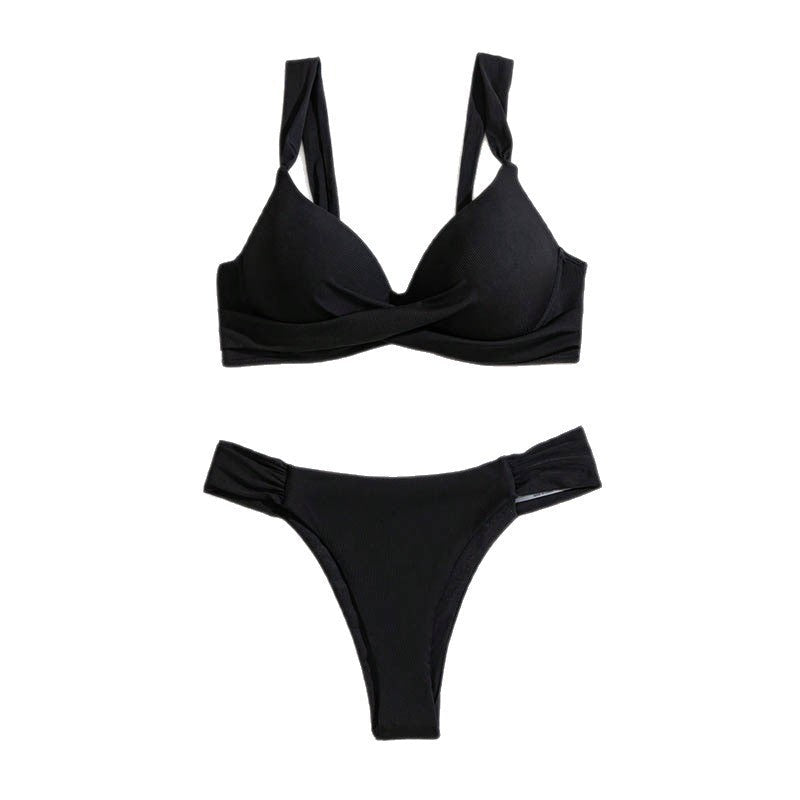 Högkvalitativ svart triangelbikini för dam, eleganta badkläder med mjukt tyg och stödjande design.