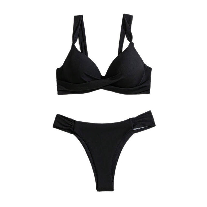 Högkvalitativ svart triangelbikini för dam, eleganta badkläder med mjukt tyg och stödjande design.