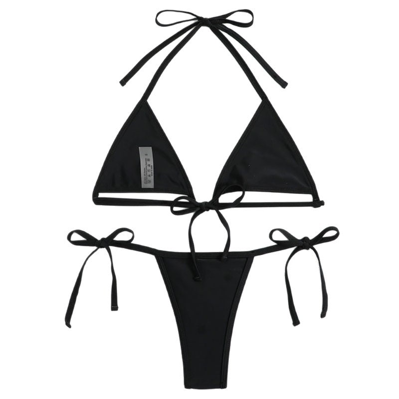 Justerbara band på svart triangelbikini dam med flätade detaljer. Bekväma badkläder för sommarlovet.