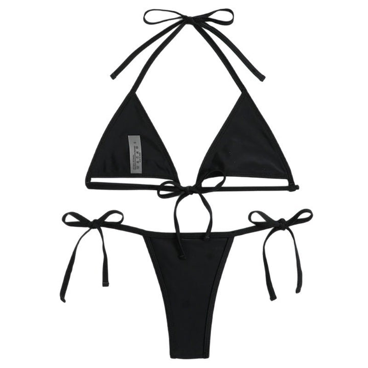 Justerbara band på svart triangelbikini dam med flätade detaljer. Bekväma badkläder för sommarlovet.