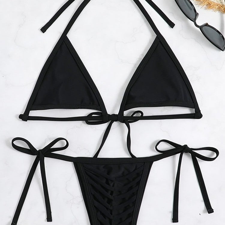 Flätad detalj på svart triangelbikini för dam. Snygga och trendiga badkläder för sommar och strand.