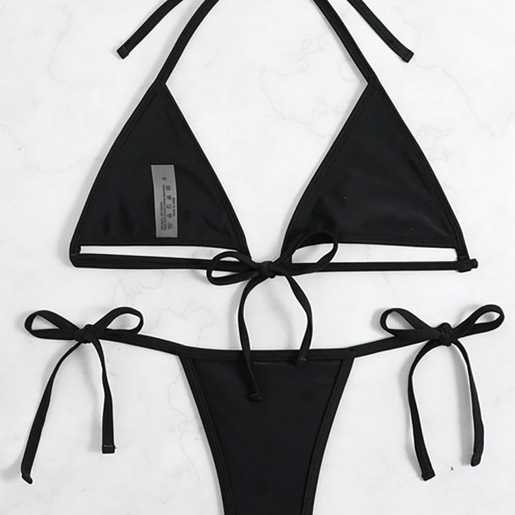 Justerbar svart triangelbikini för dam med flätning. Bekväma simkläder, perfekt för stranden.