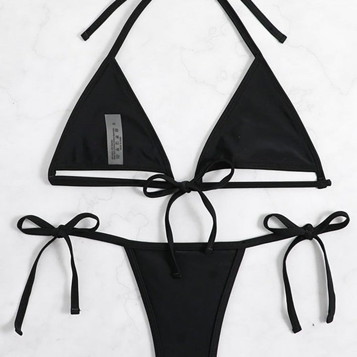 Justerbar svart triangelbikini för dam med flätning. Bekväma simkläder, perfekt för stranden.