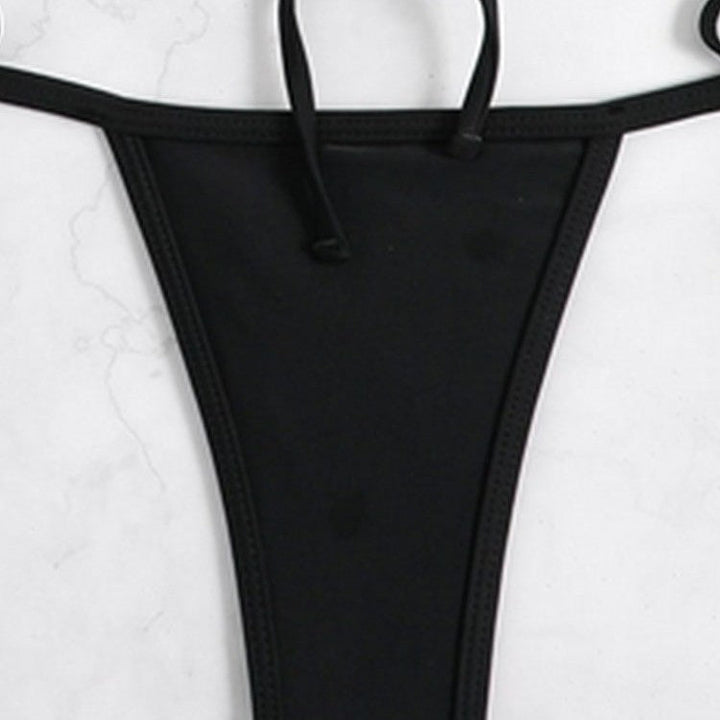 Svart triangelbikini med flätade detaljer för dam. Justerbar passform, bekväm för strand och sommar.