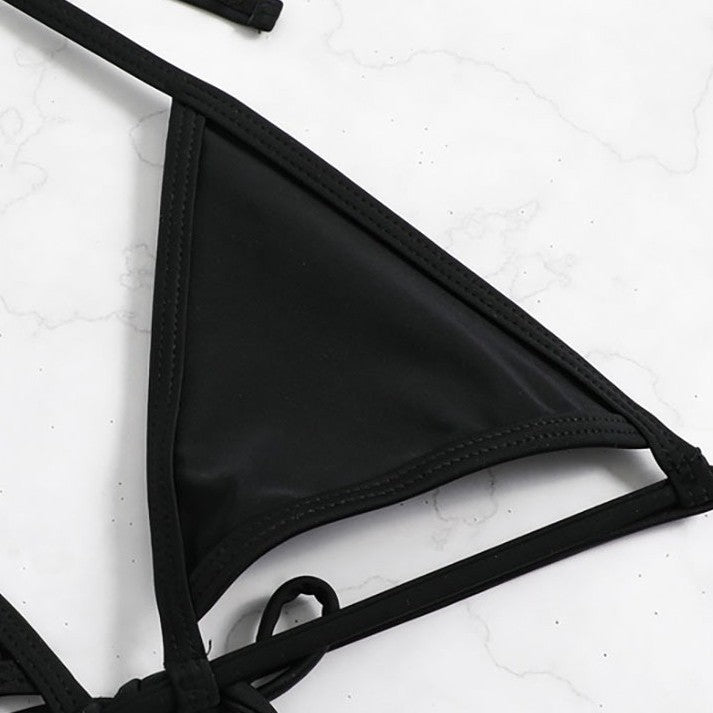 Närbild på flätad detalj på svart dam triangelbikini. Snygga och bekväma simkläder med stil.