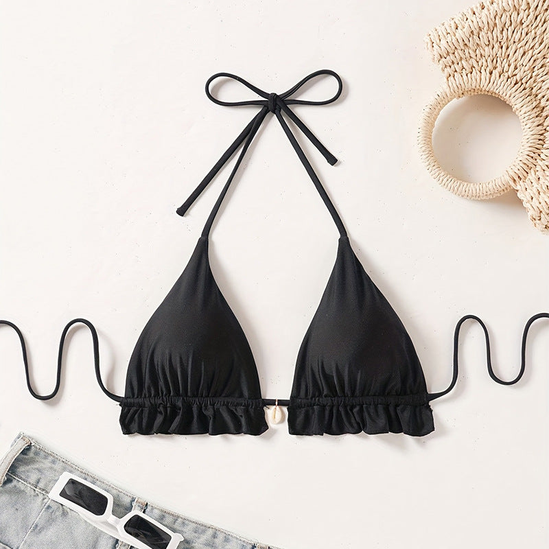 Elegant svart dam bikini med volanger. En tidlös triangelbikini för soliga dagar vid vattnet och avkoppling.