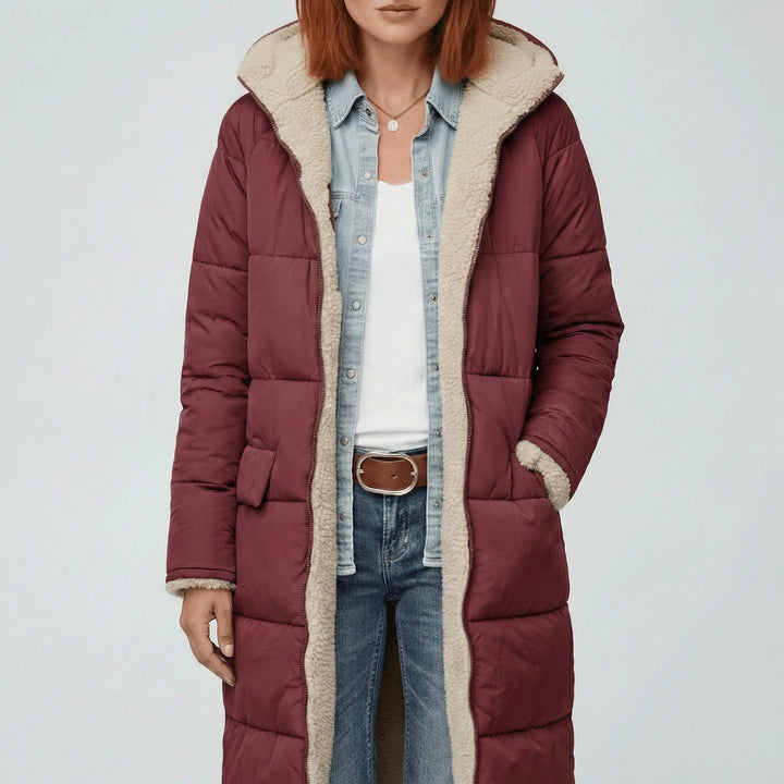 Varm elegant lång damkappa, vadderad i svart. Quiltad vinterkappa Lillian för mode och komfort.