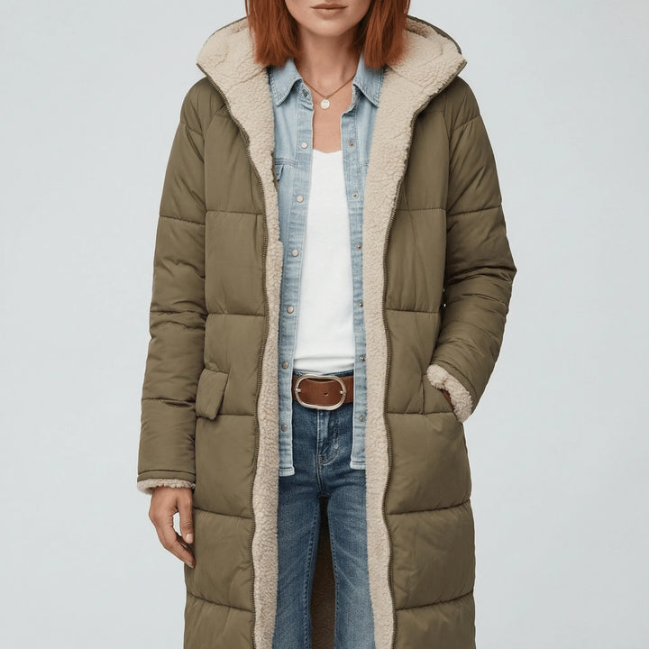 Elegant lång vadderad damkappa i svart. Perfekt vinterkappa för mode och värme.