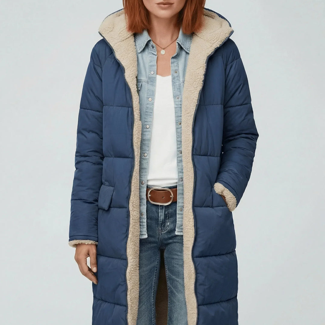 Lillian lång quiltad puffer coat, varm dam ytterplagg i blå. Stilren vadderad vinterkappa.