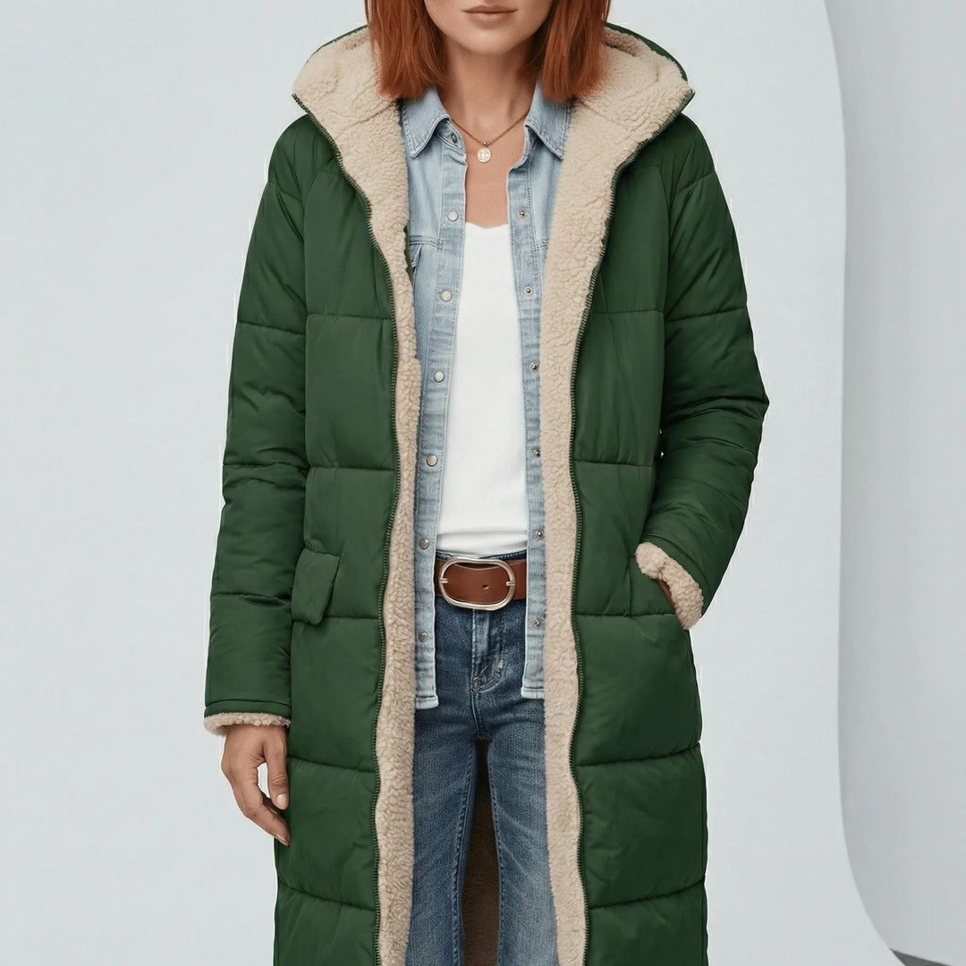 Elegant damkappa, lång och vadderad i khaki. En varm vinterkappa för vardag och fest.