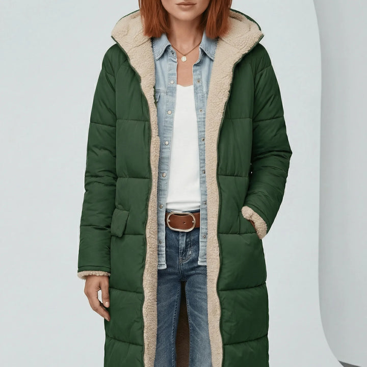 Elegant damkappa, lång och vadderad i khaki. En varm vinterkappa för vardag och fest.