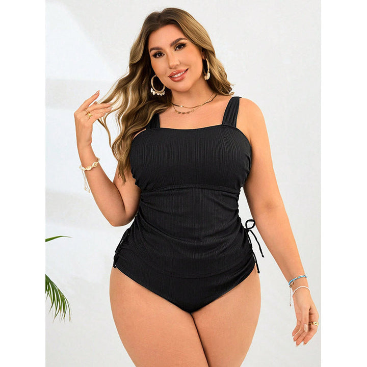 Svart elegant dam tankini med sidodetaljer och justerbara axelband, perfekt för sommarens badkläder.