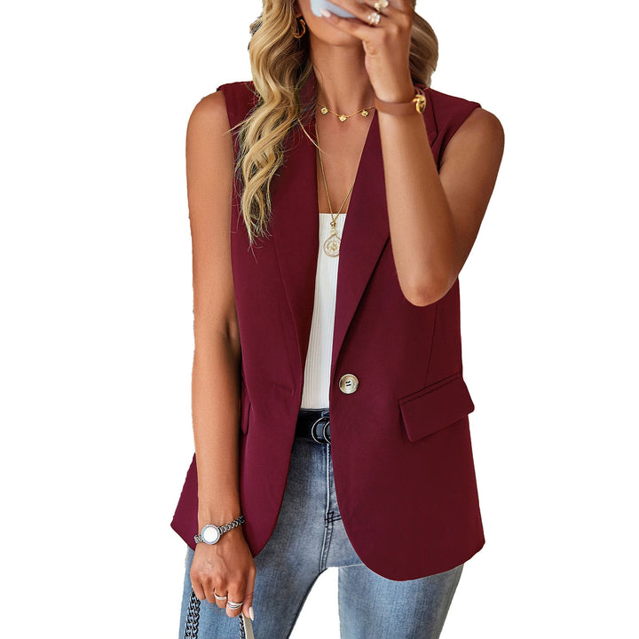 Detaljbild på dam blazer-topp. Figurnära passform med elegant krage, ärmlös design för mode.