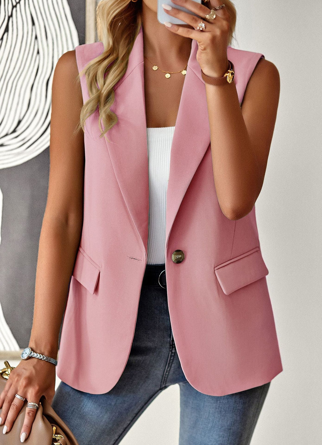 Figurnära ärmlös blazer-topp i dammode. Mångsidig elegant design för kontor, vardag och fest.