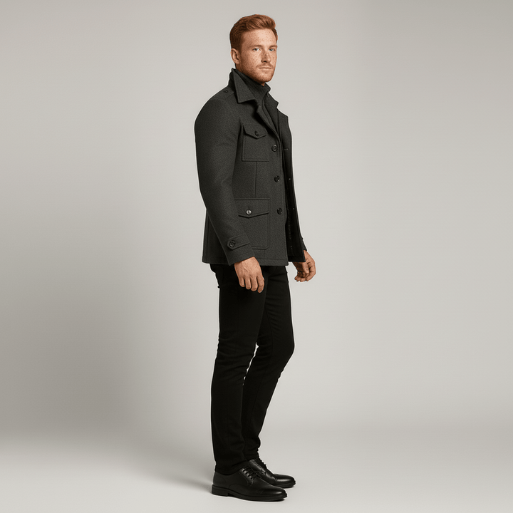 Elegant smal figursydd herrkappa "Ethan" i tidlös design, perfekt ytterrock för kontors- och vardagsbruk.