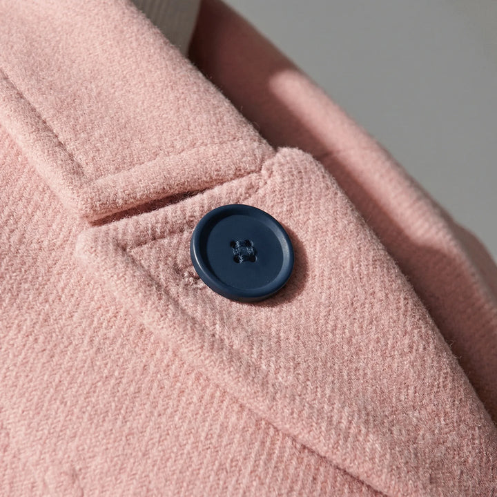 Rosa lång damkappa, figursydd modell. Stilren vardagsstil och ytterplagg.