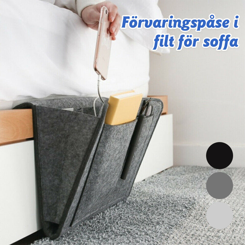 Svart filtförvaringsväska vid soffan, perfekt för organisation i vardagsrum och sovrum, elegant design 22x27 cm.