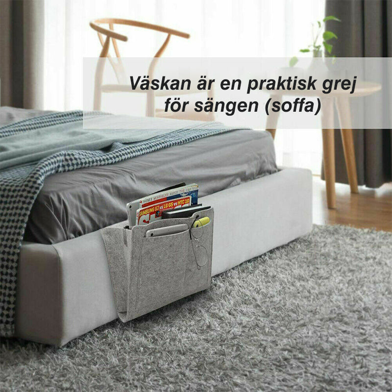 Svart filtförvaringsväska vid soffan, perfekt för organisation i vardagsrum och sovrum, elegant design 22x27 cm.