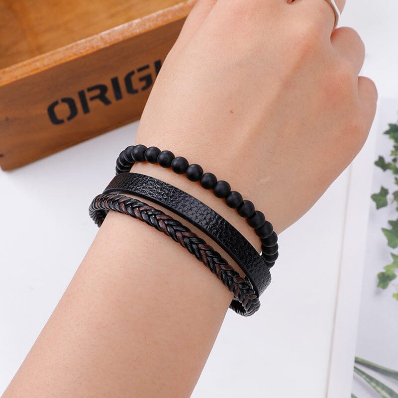 Svart flätat armband med hematitpärlor, stresslindrande och elegant accessoar för moderna män.