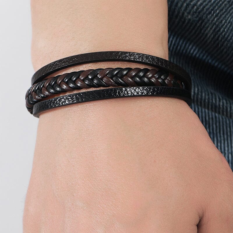 Svart flätat armband med hematitpärlor, stresslindrande och elegant accessoar för moderna män.