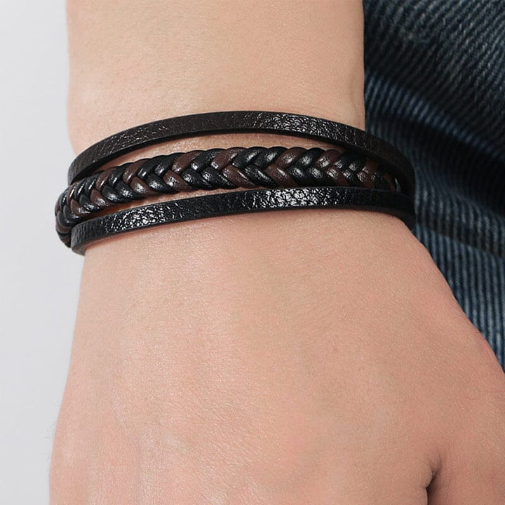Svart flätat armband med hematitpärlor, stresslindrande och elegant accessoar för moderna män.
