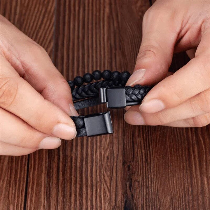 Svart flätat armband med hematitpärlor, stresslindrande och elegant accessoar för moderna män.