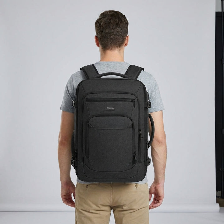 Expanderbar FlightFold reseryggsäck, perfekt som vattentätt handbagage för smidiga flygresor.