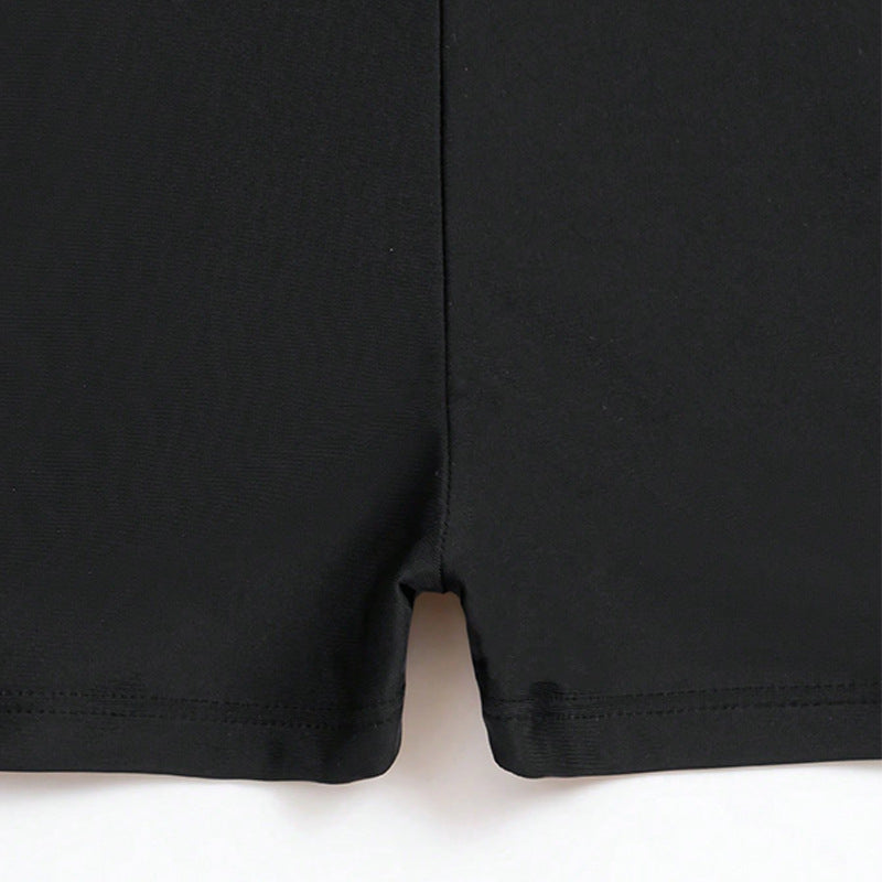 Snabbtorkande svarta dam badeshorts, högmidjade design. Perfekt för pool, strand och aktiva sommardagar.