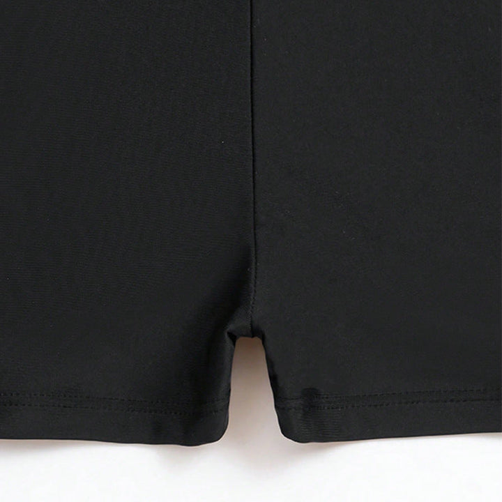 Snabbtorkande svarta dam badeshorts, högmidjade design. Perfekt för pool, strand och aktiva sommardagar.