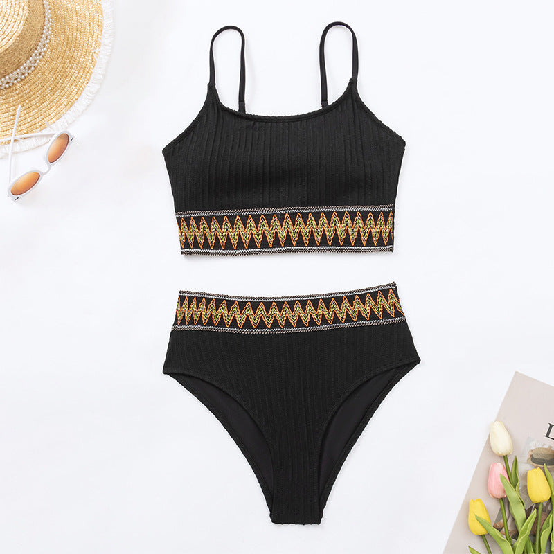 Svart dam bikini-set med justerbar passform. Hög midja och trendig crop top, perfekt för sommarens strand- och poolhäng.