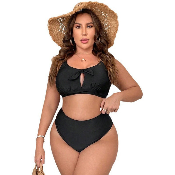 Svart högskuren underdel till bikini med asymmetriska detaljer och smickrande snitt för en modern strandlook.